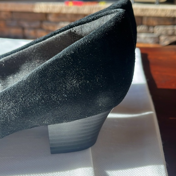 Clarks Women's Black Suede Pumps size 9
New never worn with tags on sole - Picture 6 of 6